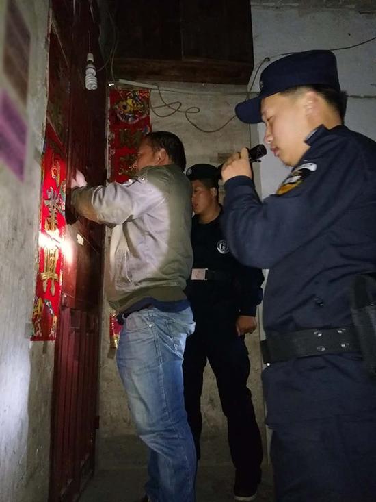 鸡西粗心妈妈误将幼女锁家中 